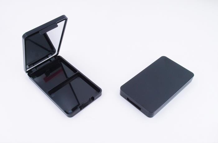 Triangular compacts for blush